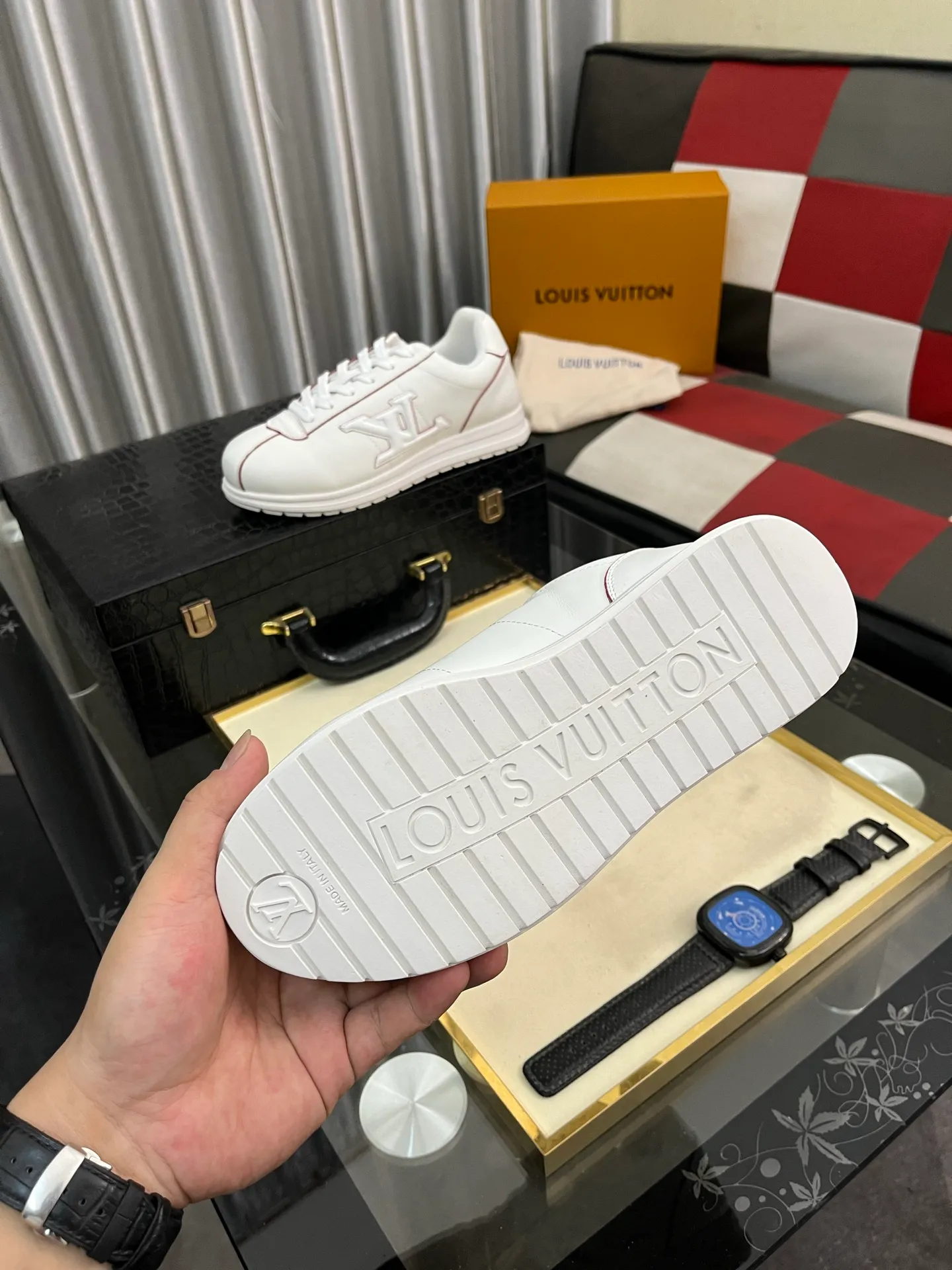 Men's shoes 💰700⌚️⌚️LV TARINE Louis Vuitton x Tyler joint model Donkey brand L family embossed couple style casual sneakers skate shoes original purchase and development This LV Trainer sneaker comes from the Louis Vuitton and Tyler collaboration series. The Monogram pattern and brand logo are transformed into nubuck calf leather embossing and side decoration respectively, witnessing the artist's creative interpretation of classic elements. The deep tones accentuate the complex upper, which requires hours of craftsmanship to complete. Exquisitely packaged at the delivery counter🛍📦 ▪️Fabrics: Original customized first-layer cowhide ▪️Inner lining: Original customized breathable mesh ▪️Outsole: Original open-molded two-color TPU combination outsole ▪️Sole thickness: 3CM ▪️Size: Women's 35-40 / Men's 38-46
